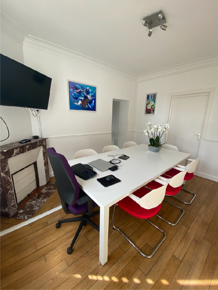 Table et chaise dans une pièce